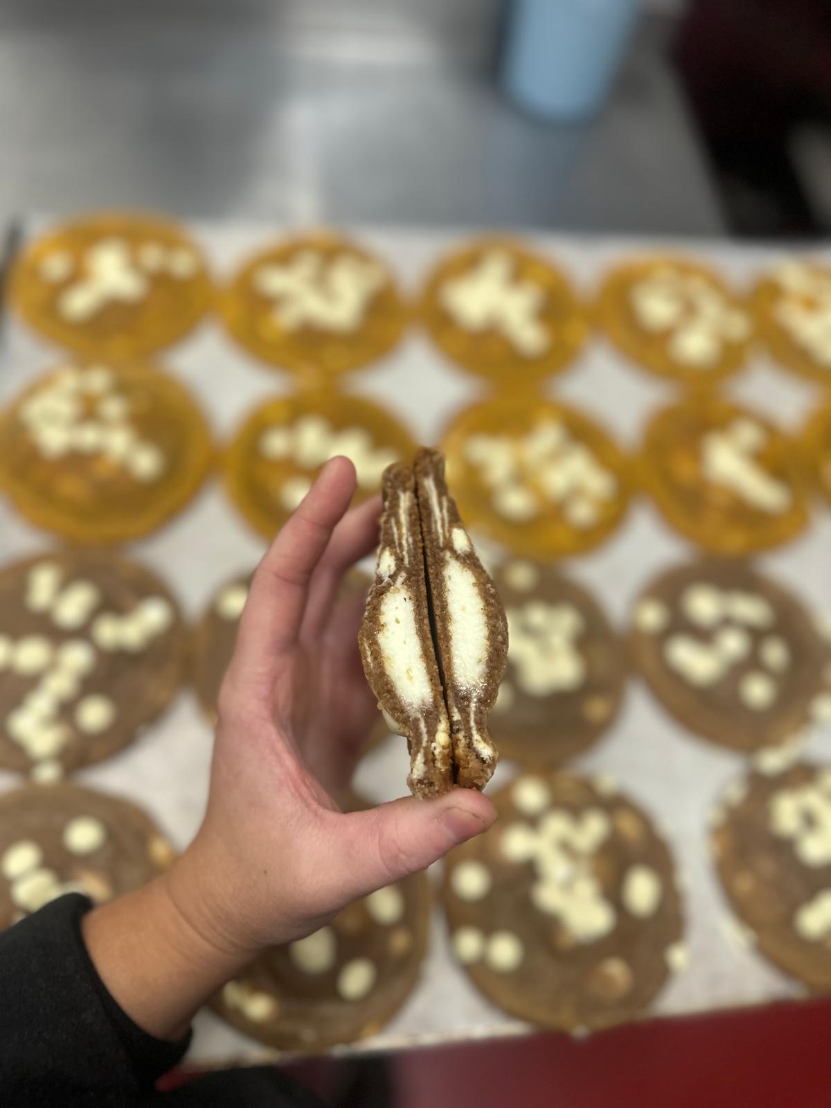 Pepparkakscookies med cheesecakefyllning